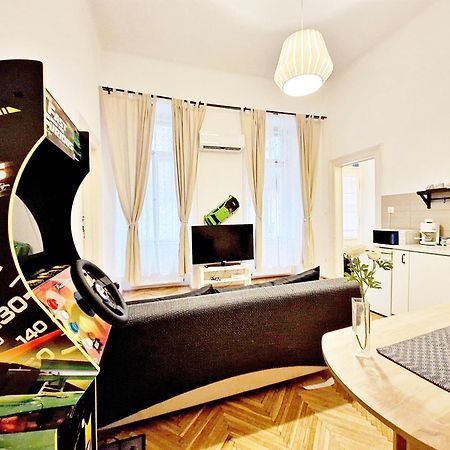 Free Parking Sega Rally Apartment Budapest Luaran gambar