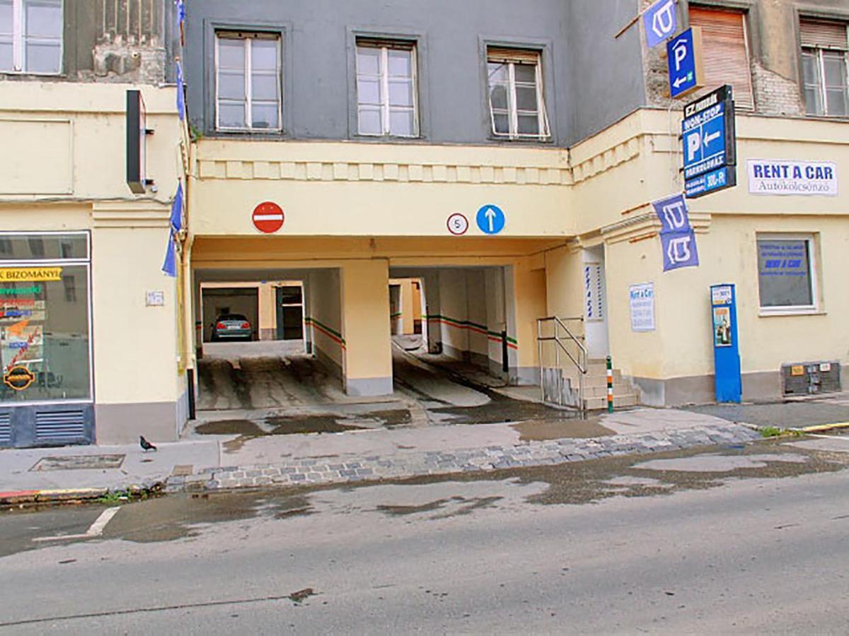 Free Parking Sega Rally Apartment Budapest Luaran gambar